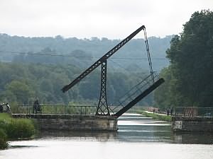 klapbrug in het canal entre Champagne et Bourgogne