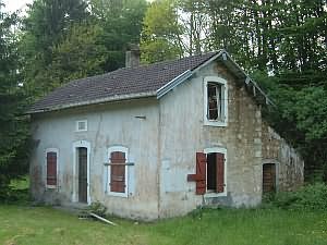 vervallen sluiswachtershuis in het canal des Vosges
