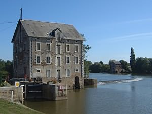 barrage fixe avec moulin et écluse sur la Mayenne