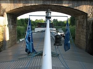 pont fixe dans le canal entre Champagne et Bourgogne