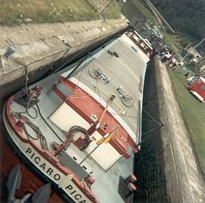Ook toen het nog handsluizen waren moest de brandweer er soms aan te pas komen op de Franse Maas. Alleen lagen er in 1985 dan wel meteen een paar wachtende spitsen achter...